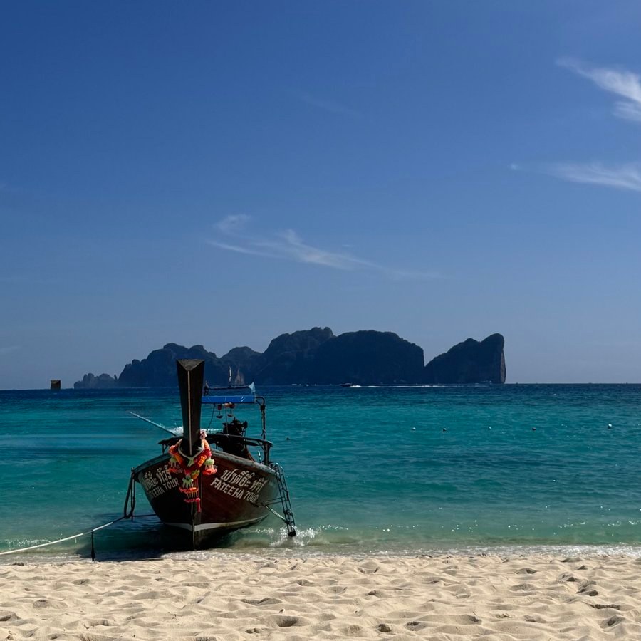 Barco long-tail em Phi Phi, Tailândia